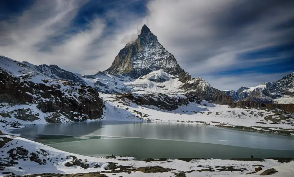 Rijden door de prachtige landschappen van Zwitserland: het belang van de tolvignet.